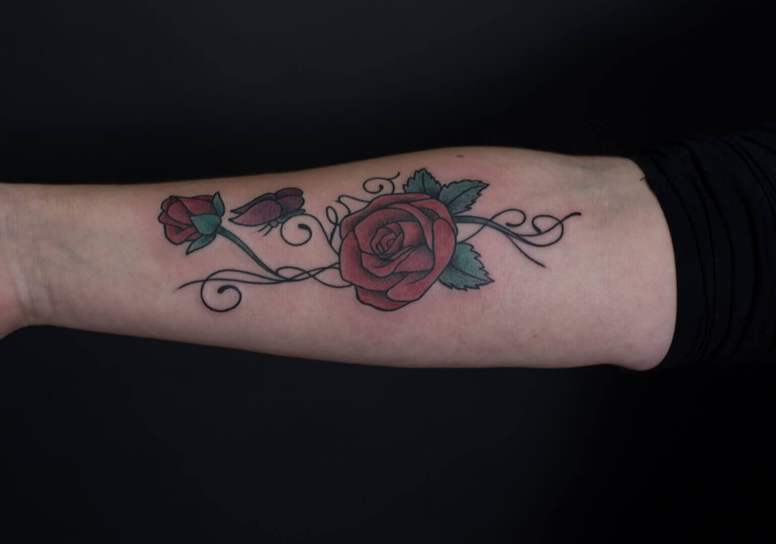 Tatouage Rose Avec Prenom Avant Bras Roses et volutes - PERCIKOPAT